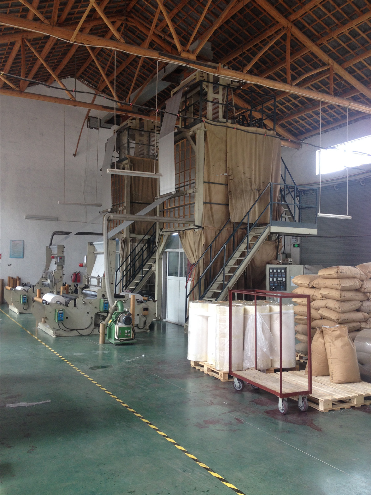 We use this machine to blow the film for bag sealing tape